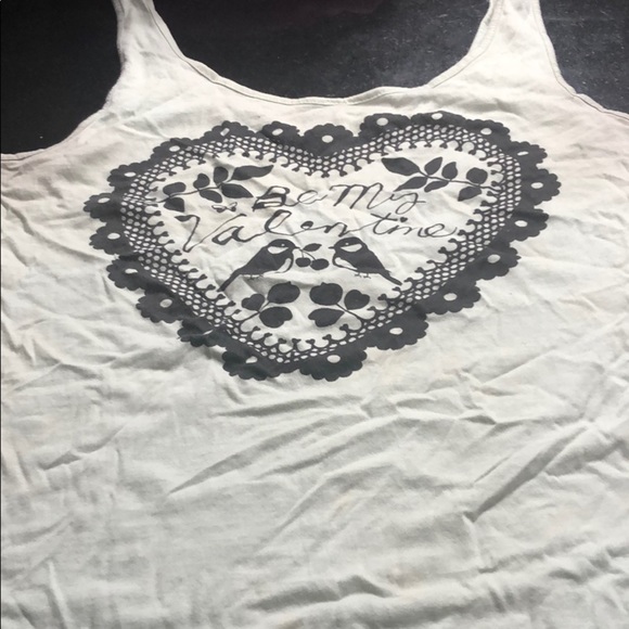 Green tank top that says be my valentine - Picture 2 of 4